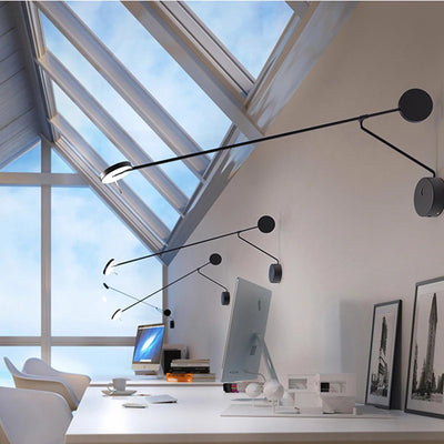 Applique murale LED à bras long minimaliste en blanc sur mur gris