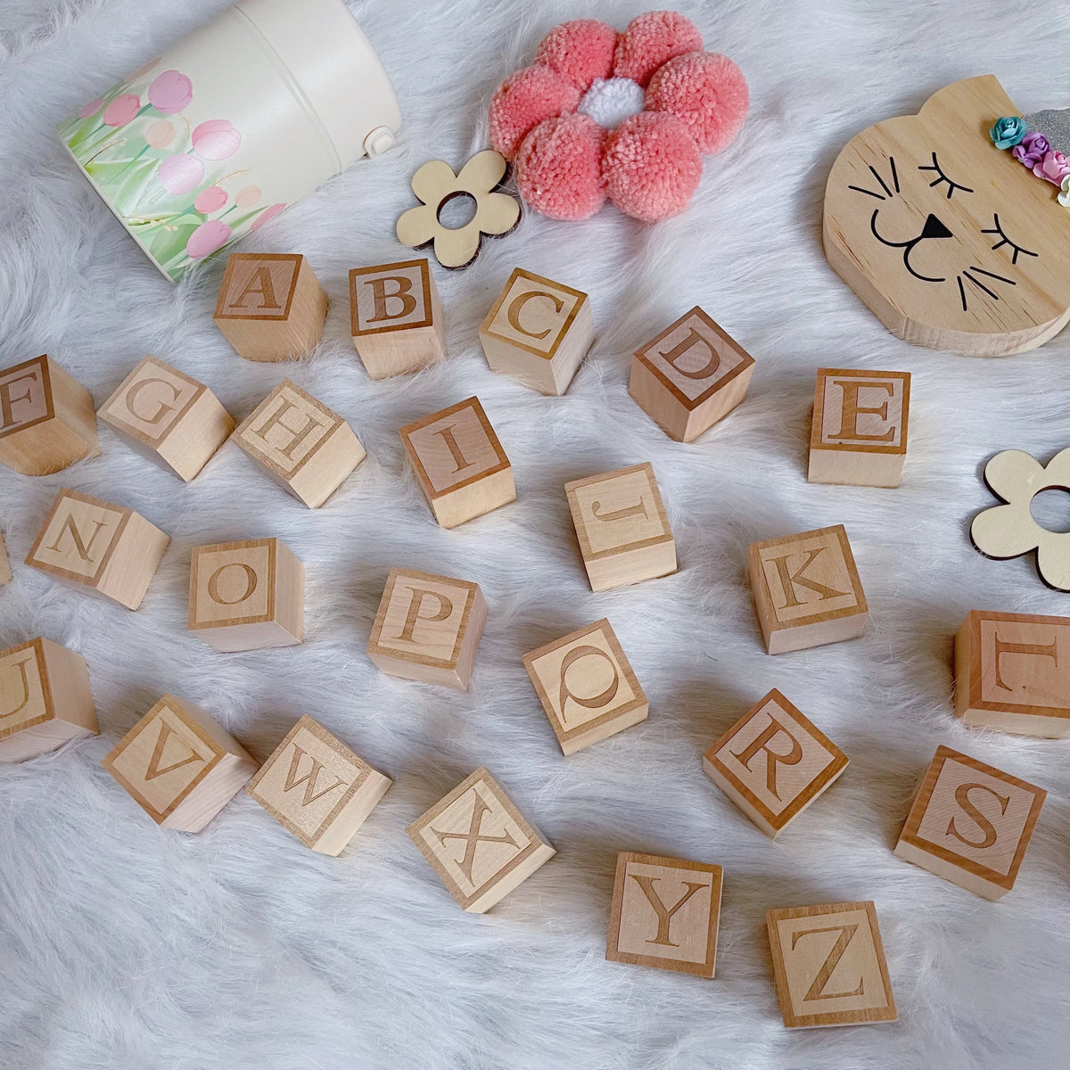 blocs construction bois lettres fleurs tasse chat pompons décor maison mariage