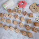 blocs construction bois lettres fleurs tasse chat pompons décor maison mariage