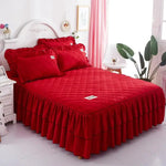 Housse de couette violette sur un lit avec des coussins coordonnés