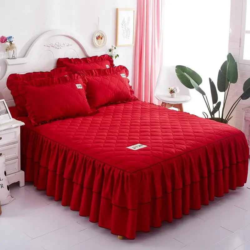 Housse de couette violette sur un lit avec des coussins coordonnés