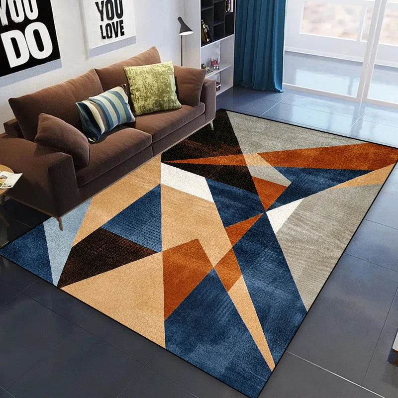 Un tapis avec un motif géométrique moderne et coloré, composé de triangles bleus, oranges et gris, qui crée une ambiance élégante et épurée dans cette pièce d'intérieur.