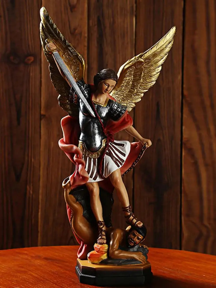 statue saint michel archange terrassant démon or noir rouge texture plumes religieuse