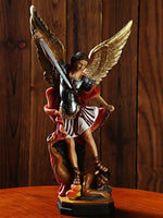 statue saint michel archange terrassant démon or noir rouge texture plumes religieuse