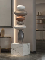 décoration intérieure sculpture pierre équilibrée socle marbre nuance beige contemporain minimaliste salon chambre