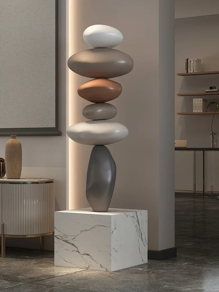 décoration intérieure sculpture pierre équilibrée socle marbre nuance beige contemporain minimaliste salon chambre