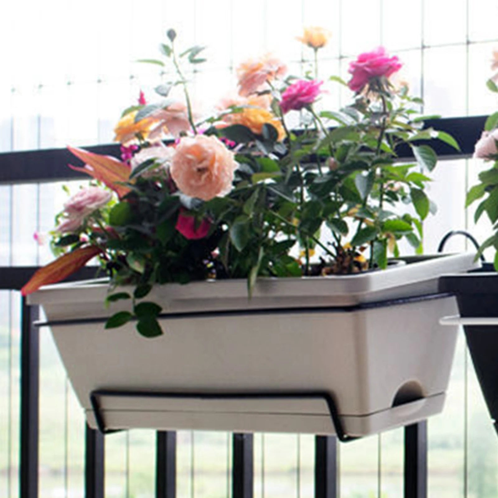 Jardinière balcon suspendue jaune avec fleurs