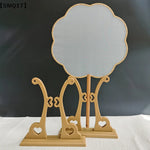 présentation éventail pliant traditionnel rouge rose jaune noir motifs floraux géométriques support bois sculpté