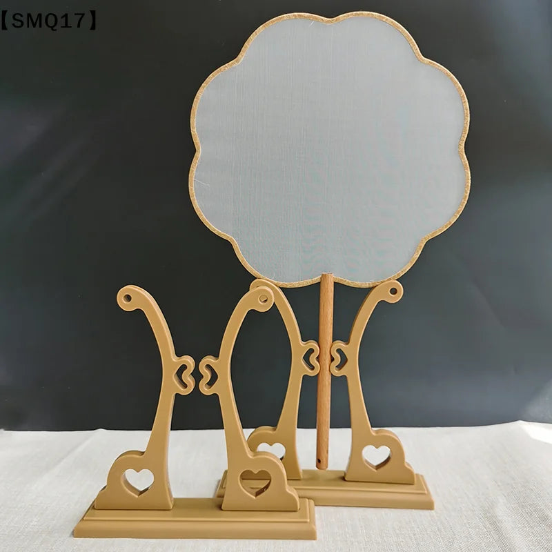 présentation éventail pliant traditionnel rouge rose jaune noir motifs floraux géométriques support bois sculpté