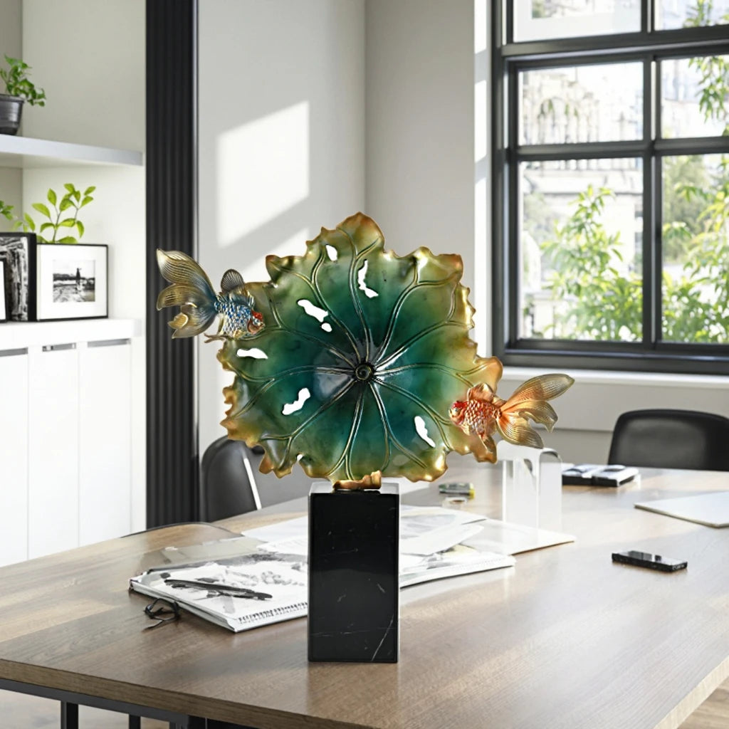 sculpture décorative lotus poissons feuilles texturées moderne artistique verte dorée noire bleue ornement intérieur