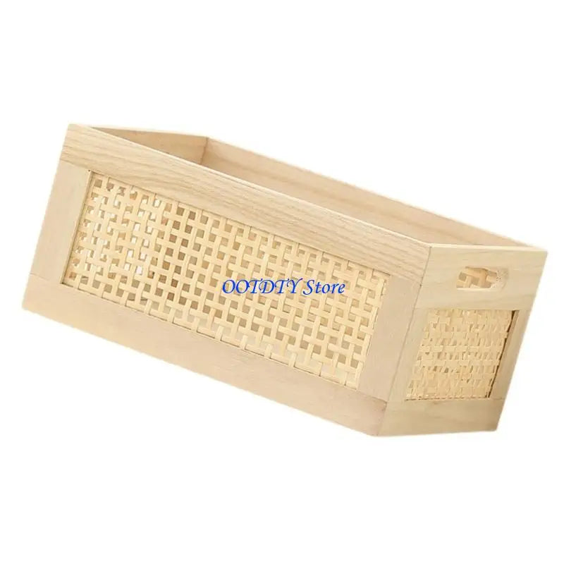 Panier de rangement en bois utilisé pour organiser des serviettes