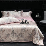 Détail de la texture de la housse de couette en soie satinée avec motif coloré