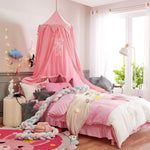 La chambre d'enfant est élégamment décorée avec des éléments roses, blancs et gris, créant une ambiance chaleureuse et accueillante pour un jeune occupant.