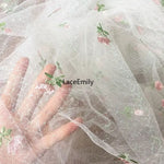 tissu dentelle transparent brodée motifs floraux roses feuilles romantique blanc rose vert