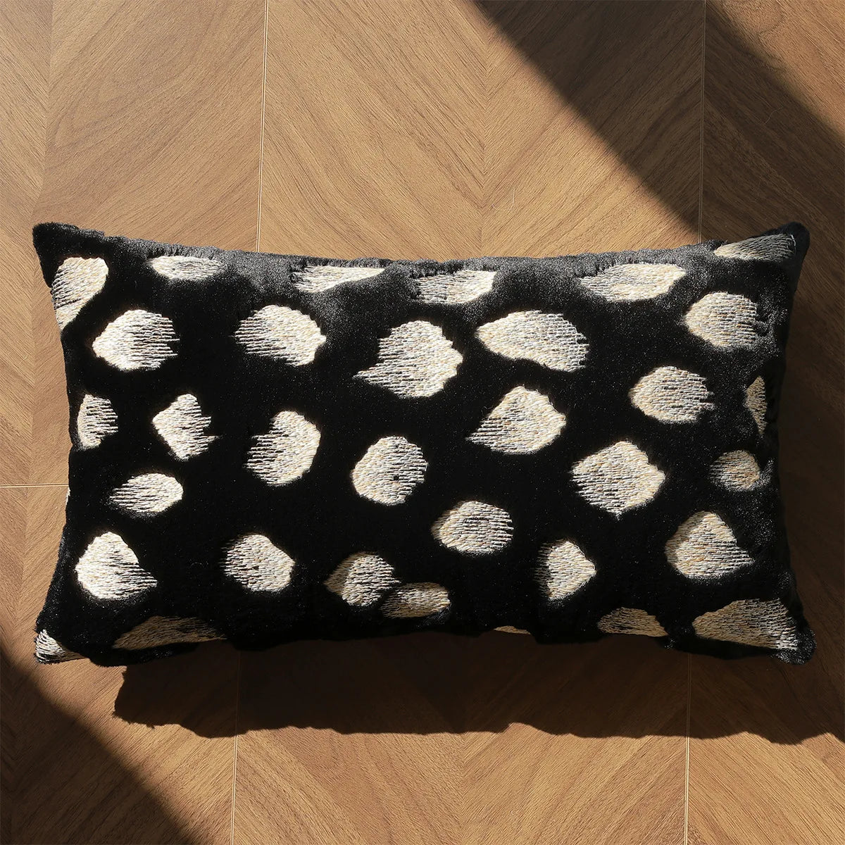 coussin deco fausse fourrure motif geometrique noir blanc nordique contemporain canape voiture
