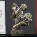 Sculpture abstraite penseur résine or dans salon