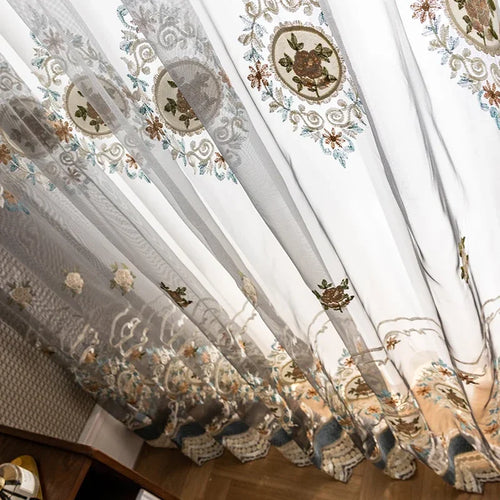 rideau transparent tulle brodé motif floral bordure dentelée salon chambre moderne gris blanc