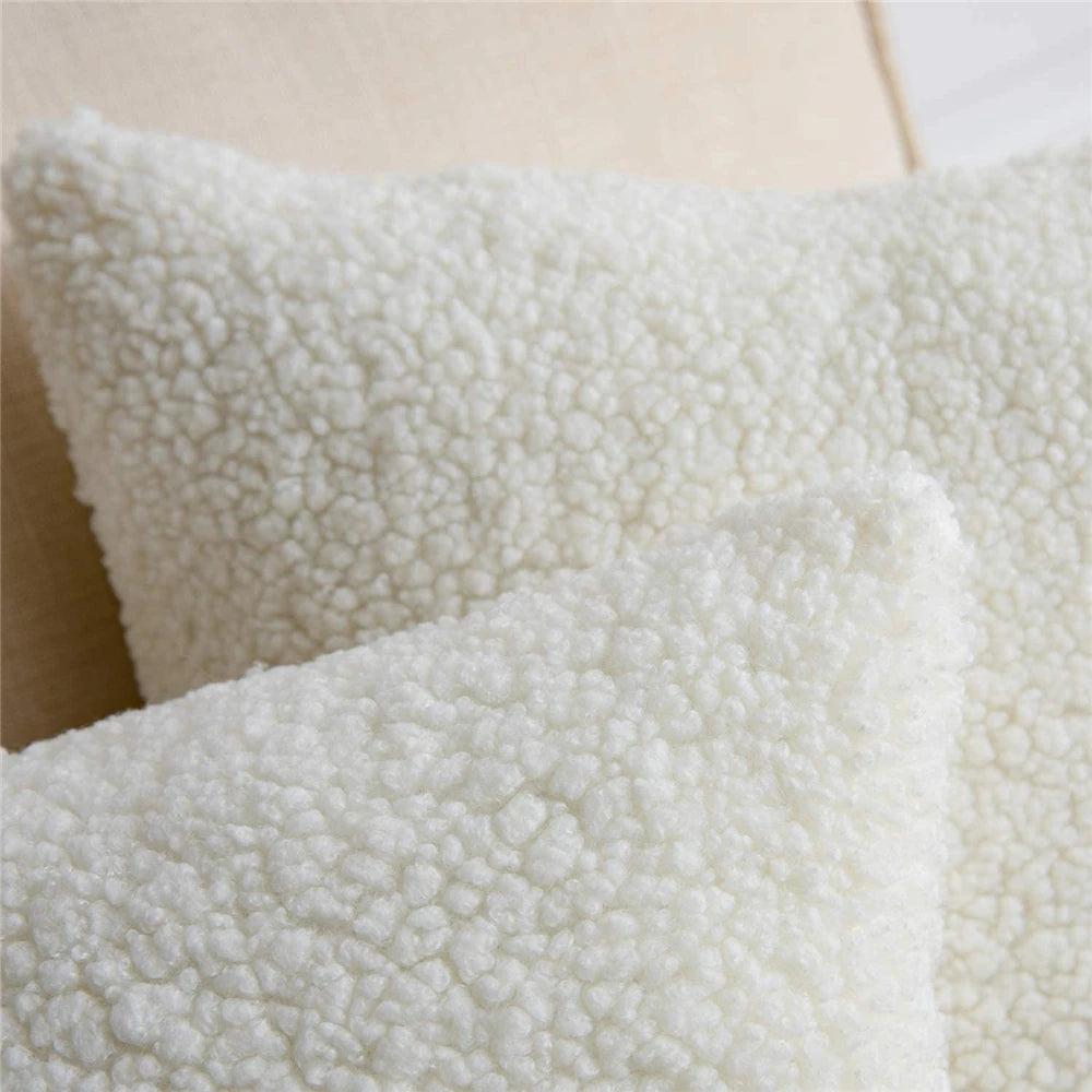 coussin fourrure douce beige clair moderne 45x45cm respectueux environnement fixé boîte parfum livre