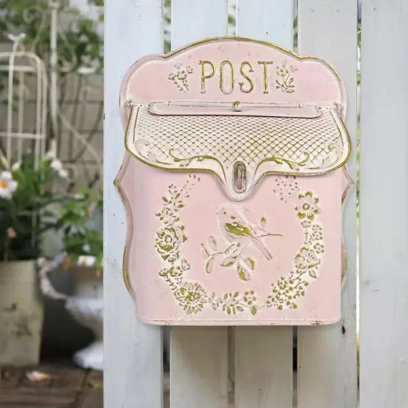 boîte lettres murale métal rose clair fleurs oiseaux vintage romantique motifs floraux doré postextérieur