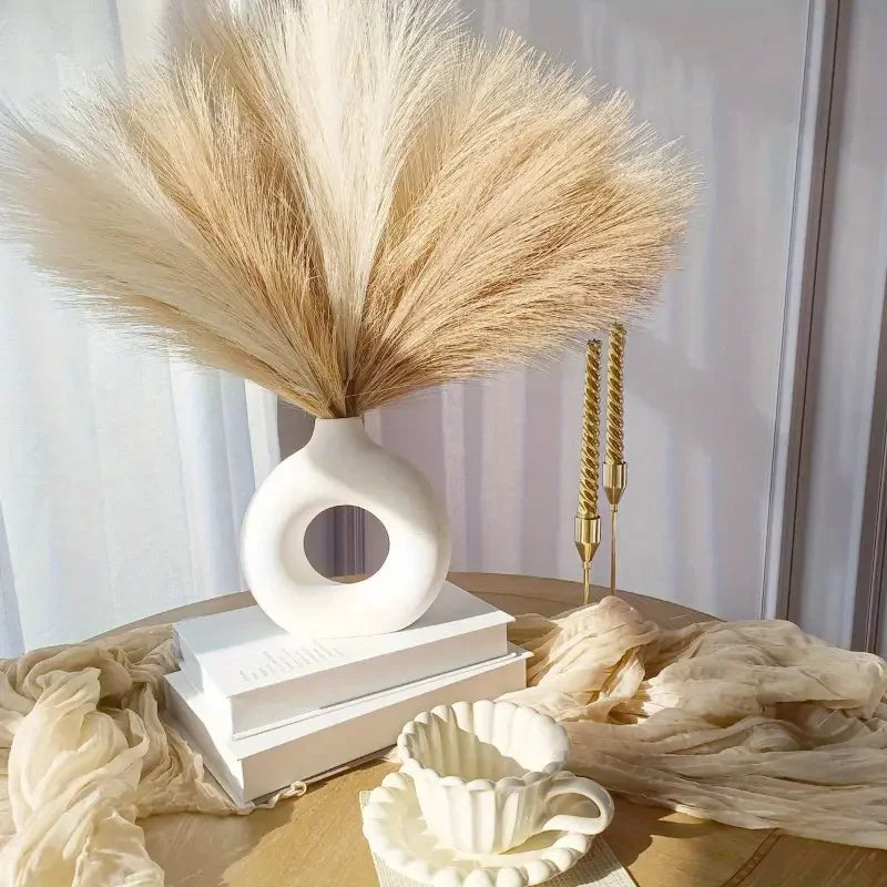 décoration intérieure boho plumes artificielles blanc noir rose pâle fluffy vase table