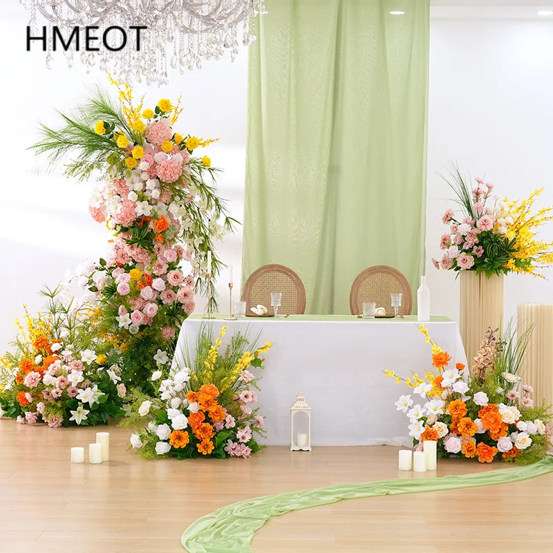 Arche florale décoration mariage extérieure bougies chaises festives variées