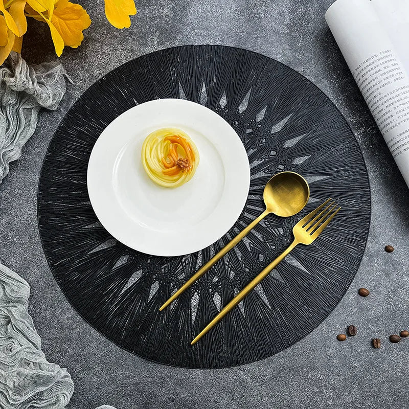 Set de table vert avec assiette et verre