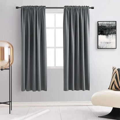 Paire de rideaux gris de 270 cm de hauteur installés devant une fenêtre blanche dans un intérieur lumineux et moderne, aux murs clairs et décoration contemporaine noir et blanc.
