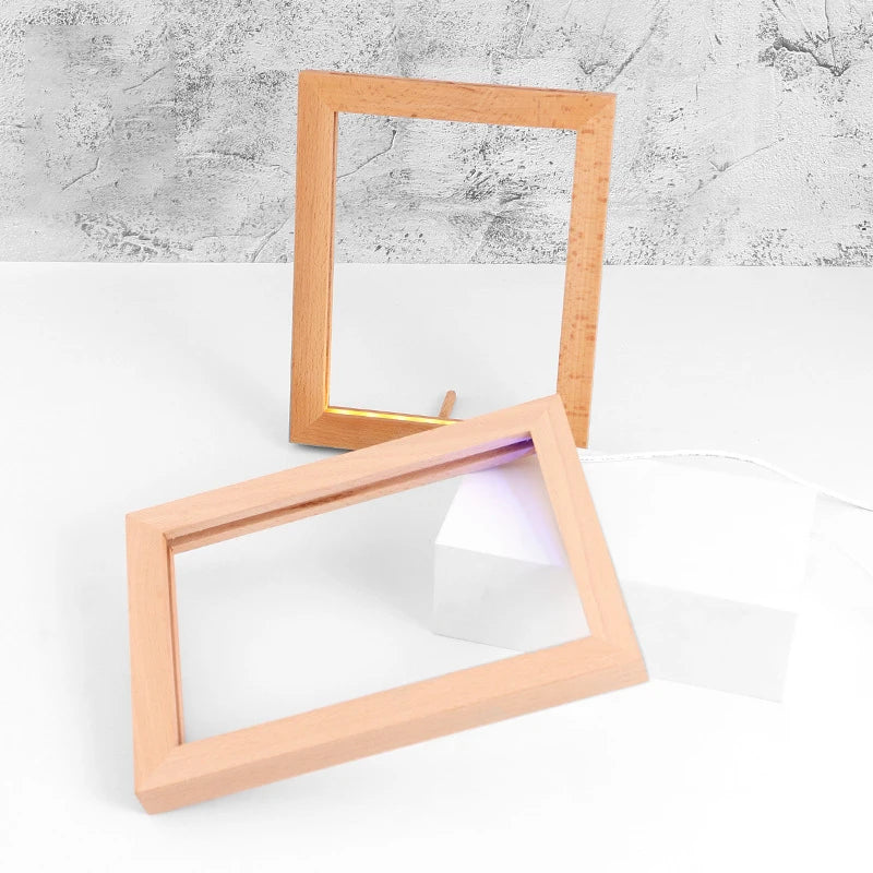 Cadre photo lumineux LED de différentes tailles posés sur une table
