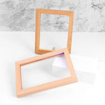 Cadre photo lumineux LED de différentes tailles posés sur une table