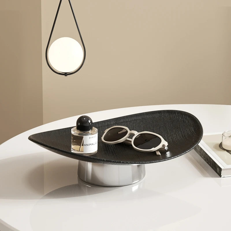 support plat moderne texture cuir couleur marron foncé base métallique élément décoration servir fruits