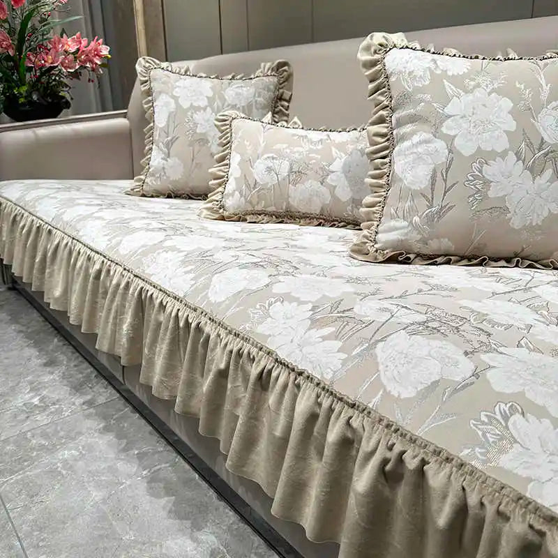 Couvre-lit douillet en satin beige orné de motifs floraux délicats, créant une ambiance de luxe et de confort dans la chambre.