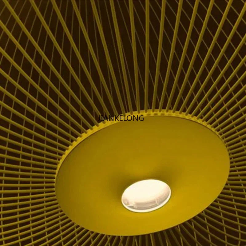 Vue rapprochée du design cage à oiseaux de la lampe suspension