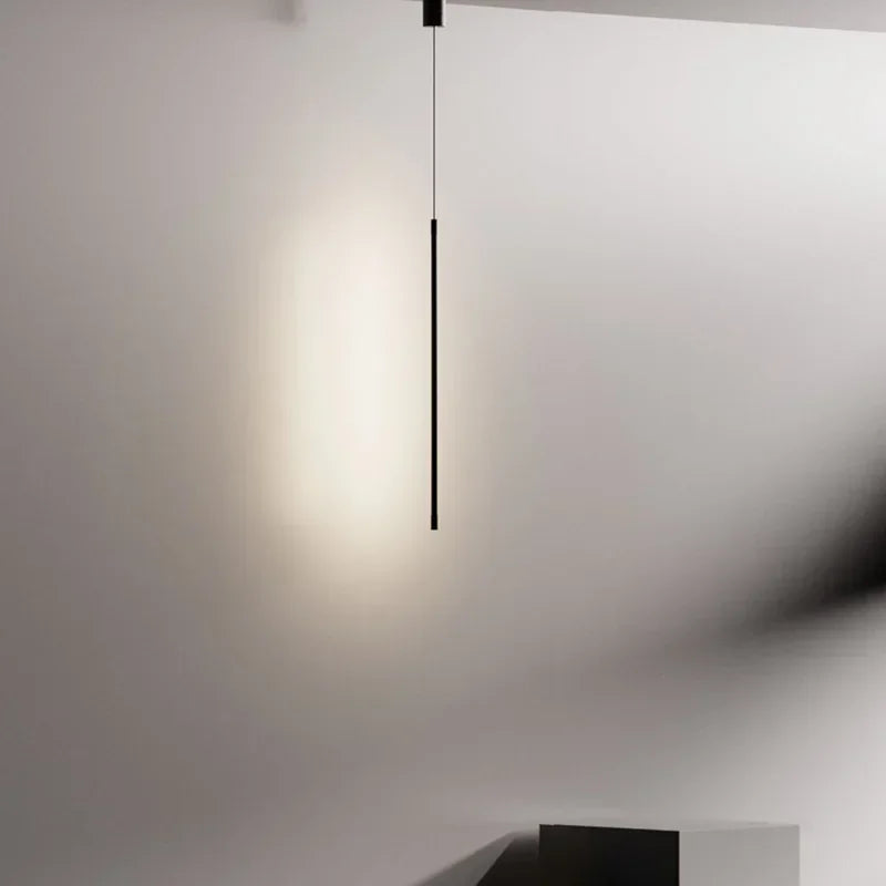 Vue de côté de la lampe suspendue avec cordon noir