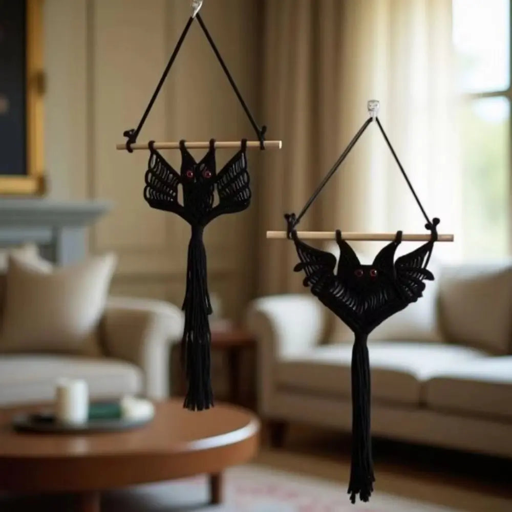 suspension décorative macramé oiseau yeux rouges artisanal noir boho chic barre bois