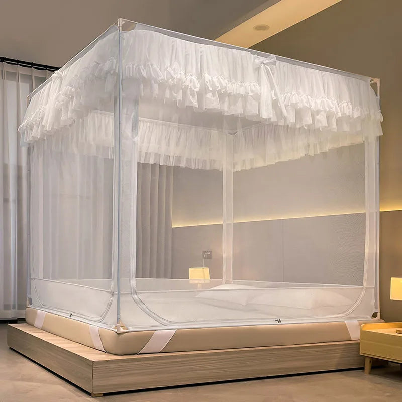 Un lit avec un baldaquin de style romantique, composé d'un cadre en bois clair et d'un voile de lit blanc mousseux, créant une atmosphère élégante et apaisante dans la chambre.