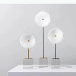 décoration moderne lampes sculpturales transparentes abatjours texturés base cube doré blanc chambre