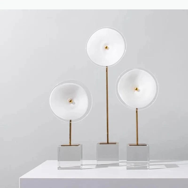 décoration moderne lampes sculpturales transparentes abatjours texturés base cube doré blanc chambre