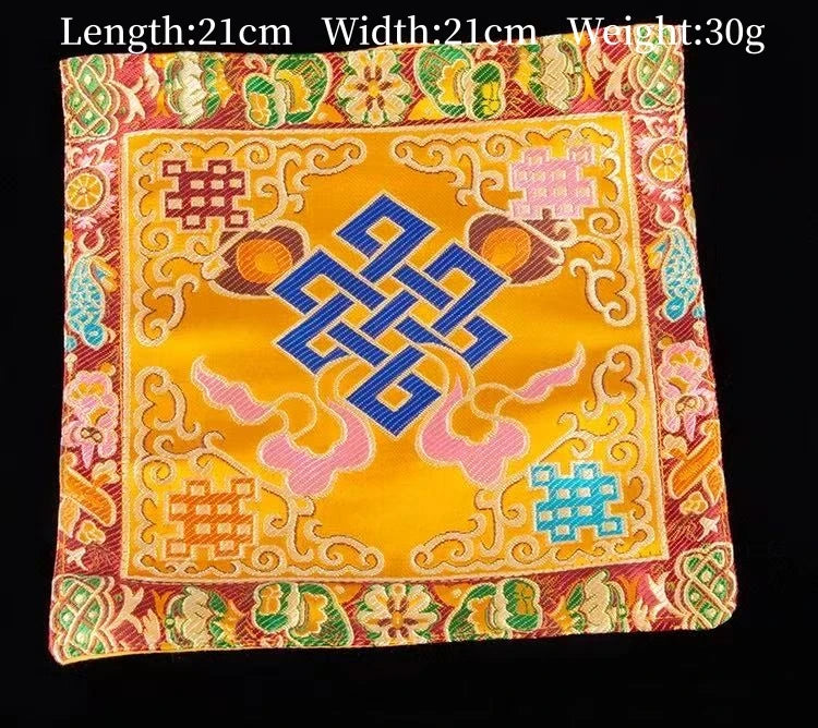 serviettes traditionnelles multicolores brodées motifs floraux géométriques opaques