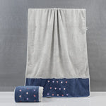 Une serviette de bain douce et élégante avec un motif de cœurs colorés.