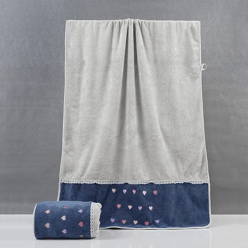 Une serviette de bain douce et élégante avec un motif de cœurs colorés.