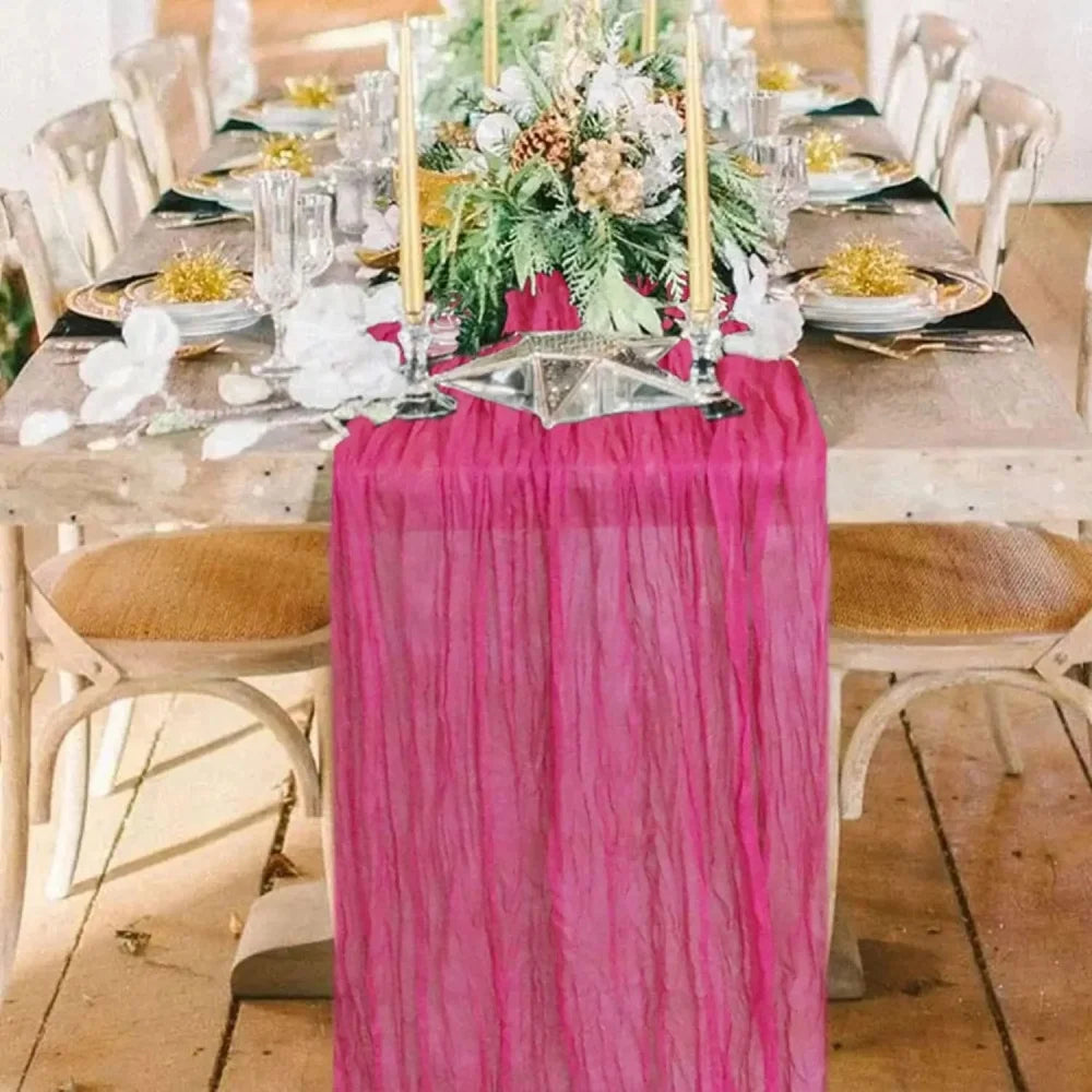 chemin table moderne rose vif texture ondulée élégant assiettes blanches couverts dorés bougies noires