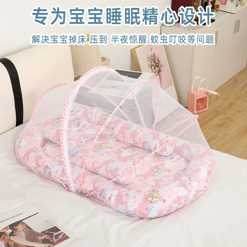 lit parapluie bébé moustiquaire intégrée matelas rembourré oreiller motif personnages ballons nuages tissu doux