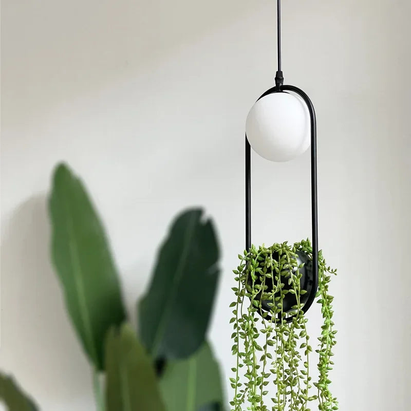 suspension végétale moderne plante artificielle lumière sphère lumineuse noir blanc vert minimaliste