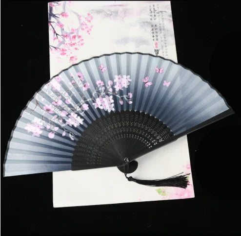 éventail pliant fleurs cerisier papillons art japonais traditionnel tassel couleur bleu rose