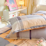 Une chambre à coucher féminine et lumineuse avec des motifs pastel et des détails élégants.