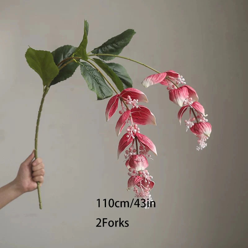 branche artificielle fleurs naturelles extérieur accrochées blanc vert feuilles larges minimaliste