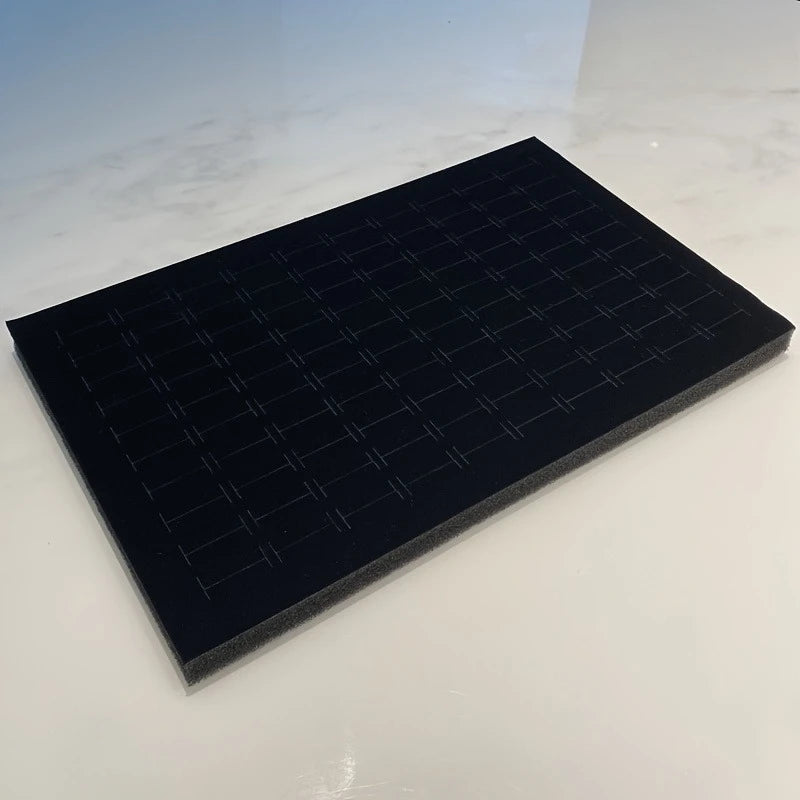 présentation moderne support bijoux velours noir lignes blanches rangement deux pièces
