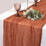 chemin table vert olive rayures horizontales classique assiettes blanches fourchettes dorées gobelets décoratifs bougies