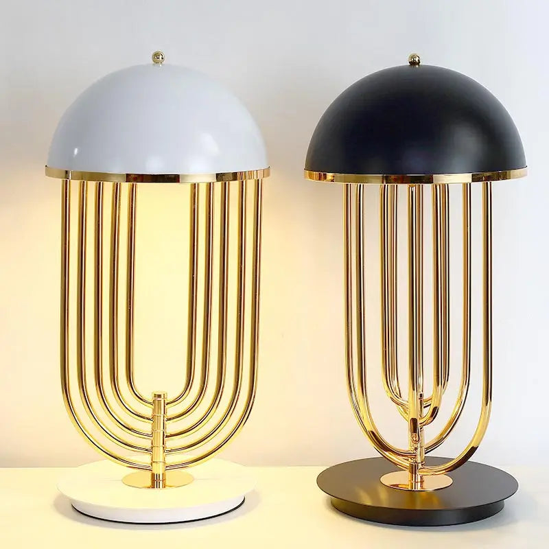 Lampe de chevet en fer finition or dans une chambre à coucher