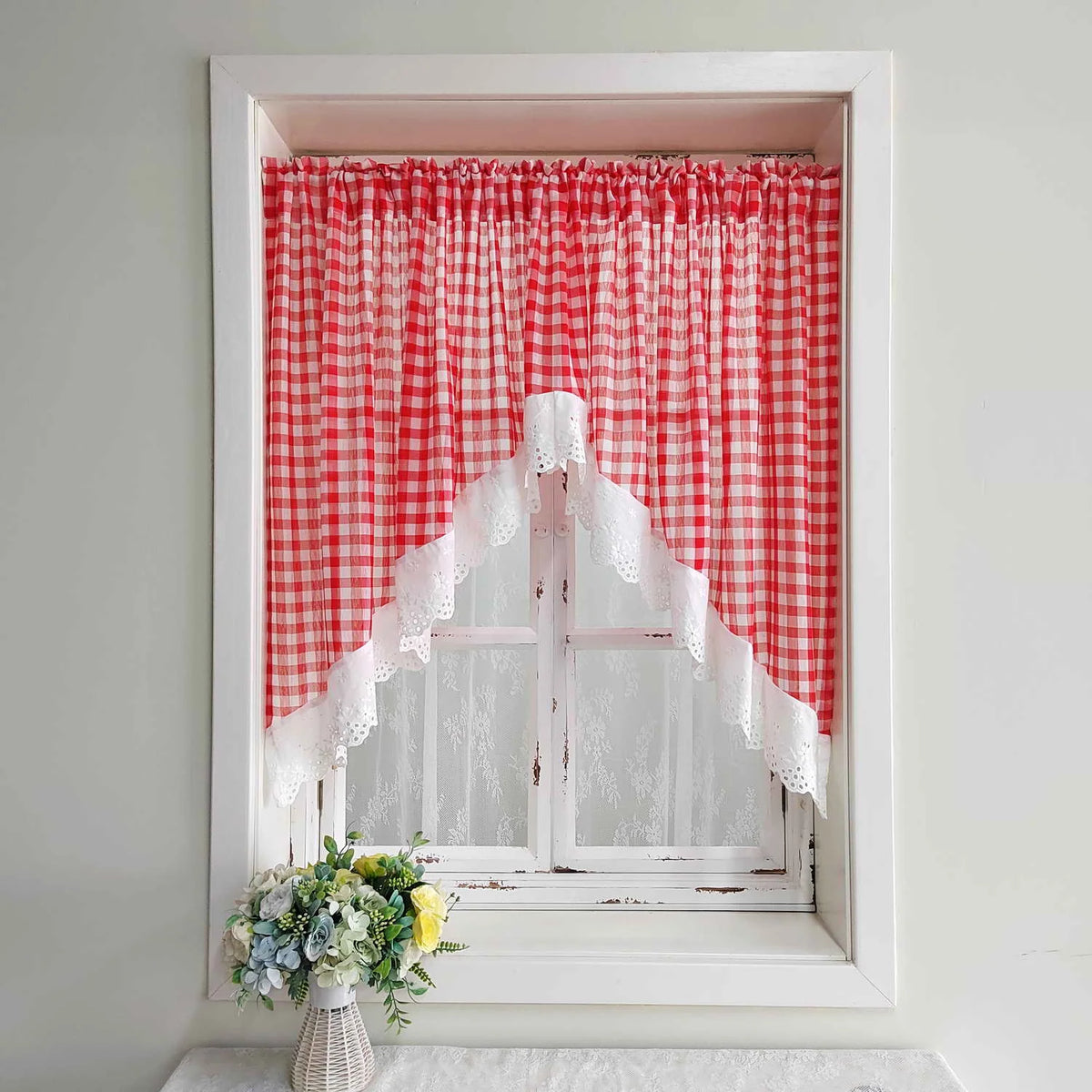 rideau rouge carreaux blancs opaques vintage rustique bordure dentelée inclusôtel maison